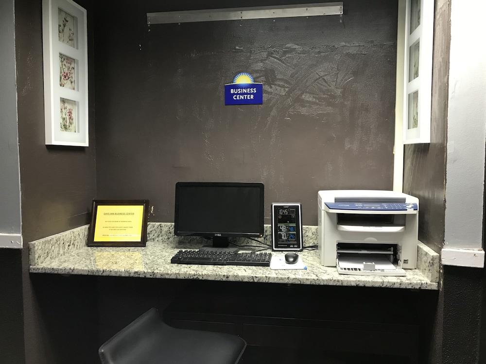 Days Inn By Wyndham Livonia Canton Detroit Εξωτερικό φωτογραφία